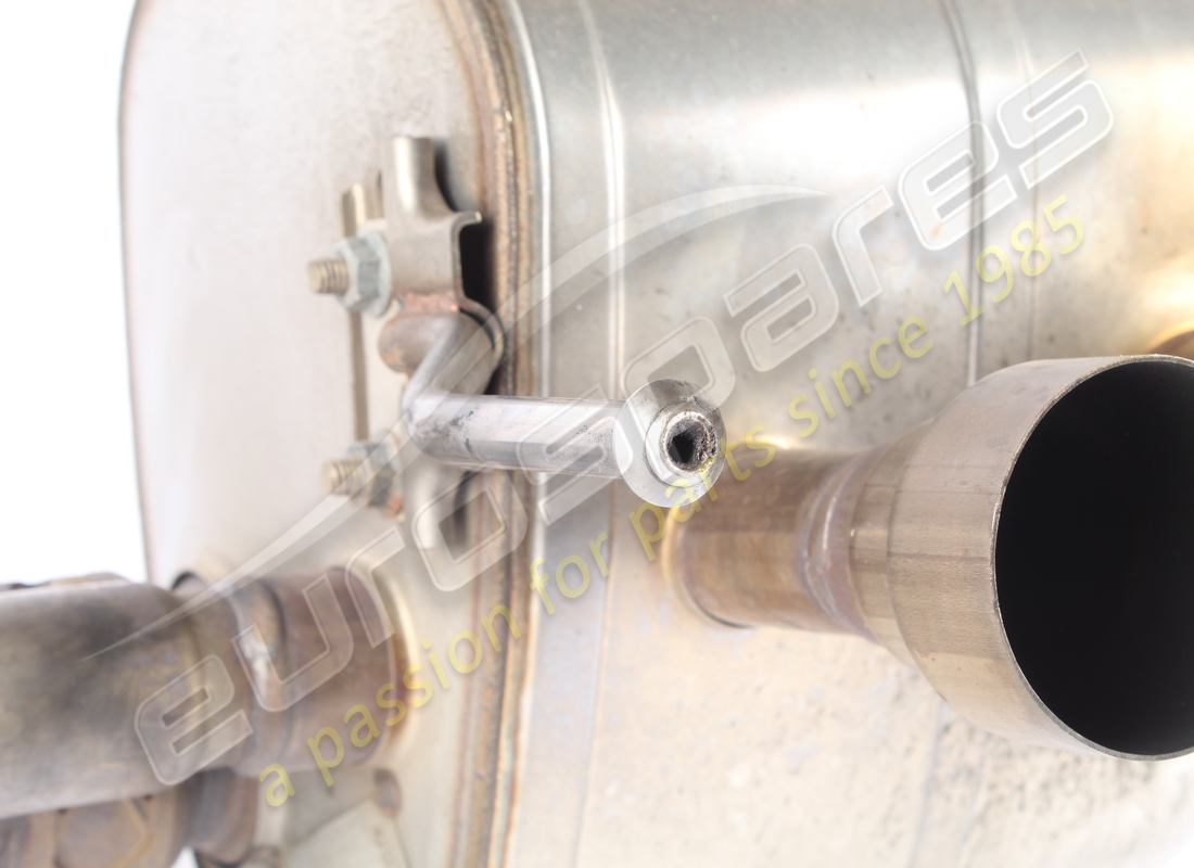 SILENCIADOR TRASERO DERECHO FERRARI USADO. NÚMERO DE PARTE 309364 (2) silenciador trasero derecho ferrari usado. número de parte 309364 (2)