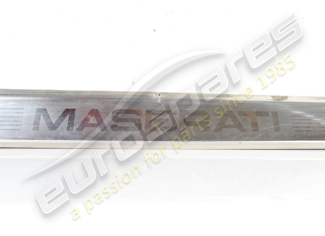 USADO Maserati PLACA DE PIEZA CROMADA DELANTERA DERECHA. NÚMERO DE PIEZA 378305312 (1)