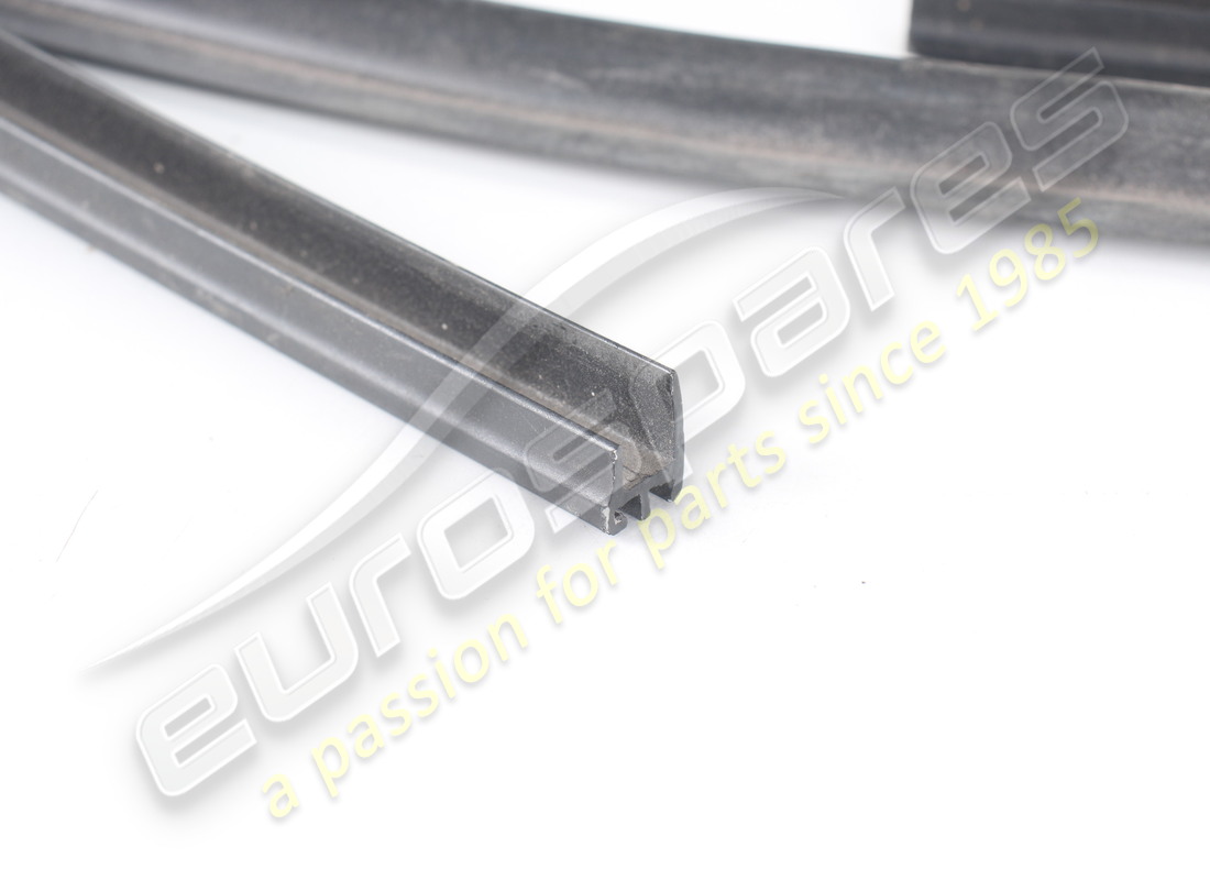 new (other) ferrari complete rear window molding. part number 65649400 (3)