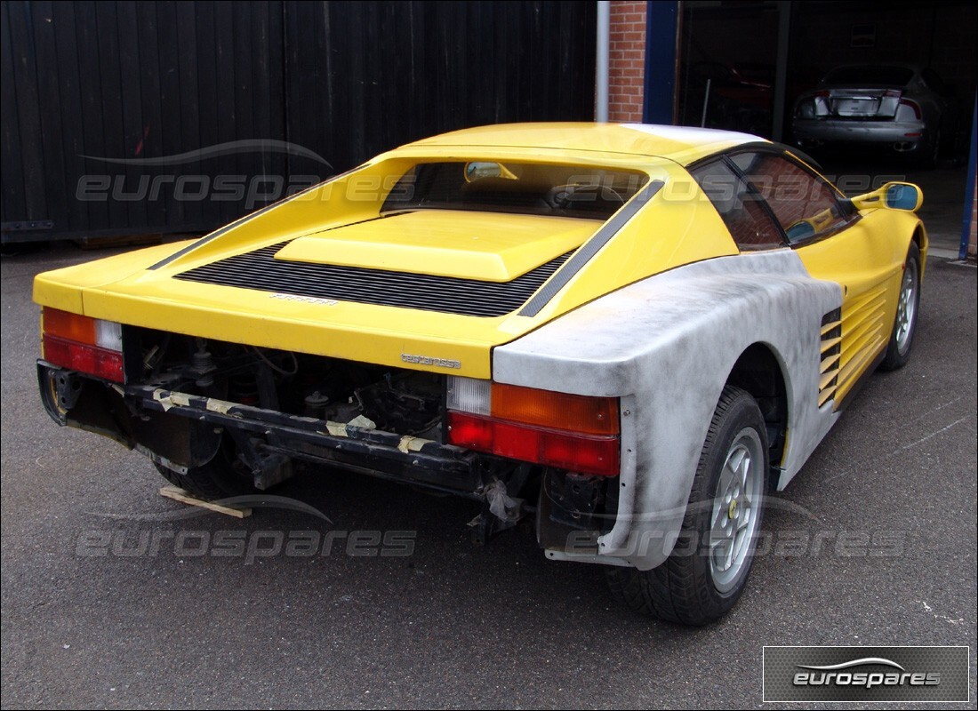 ferrari testarossa (1990) con 18,000 kilómetros, en preparación para desmantelamiento #3