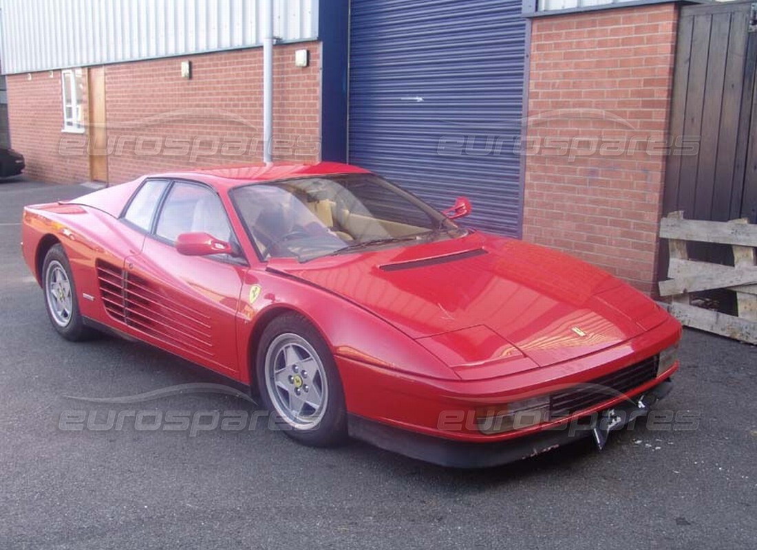 ferrari testarossa (1990) preparándose para el desmantelamiento en eurospares