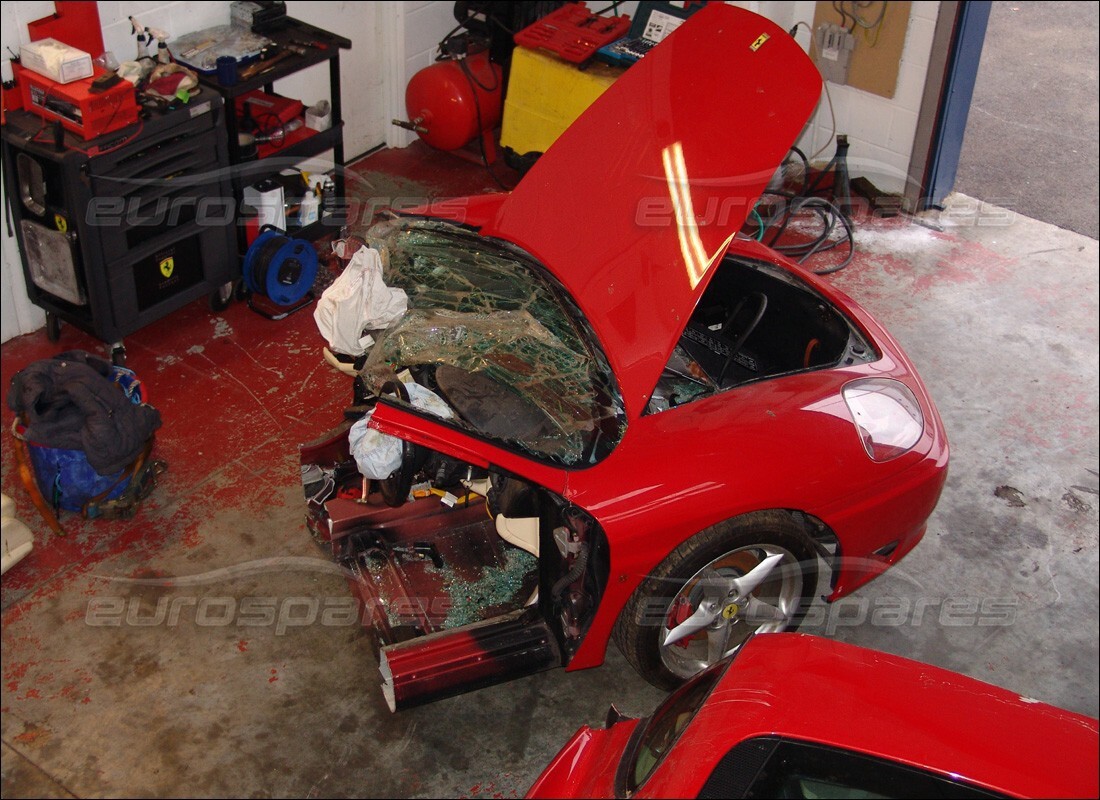 ferrari 360 modena preparándose para el desmantelamiento en eurospares