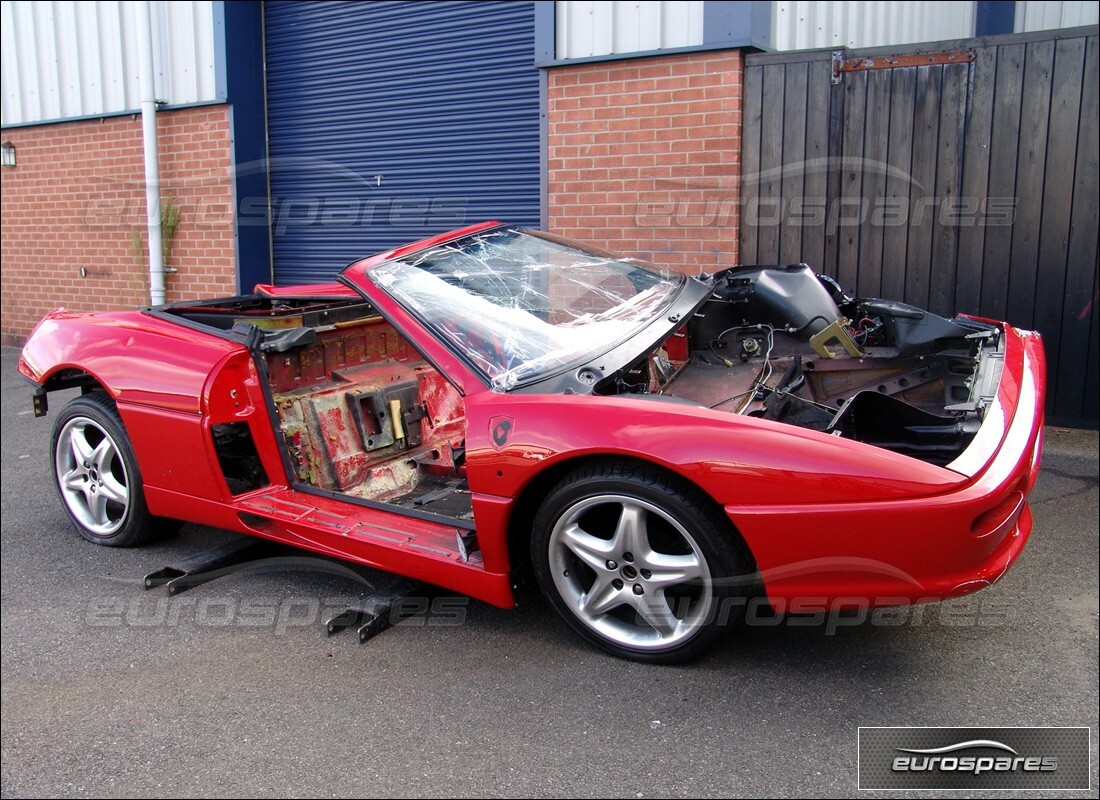 ferrari 355 (2.7 motronic) preparándose para el desmantelamiento en eurospares