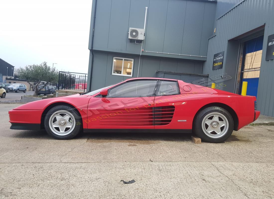 ferrari testarossa (1987) con 33,436 kilómetros, en preparación para desmantelamiento #2