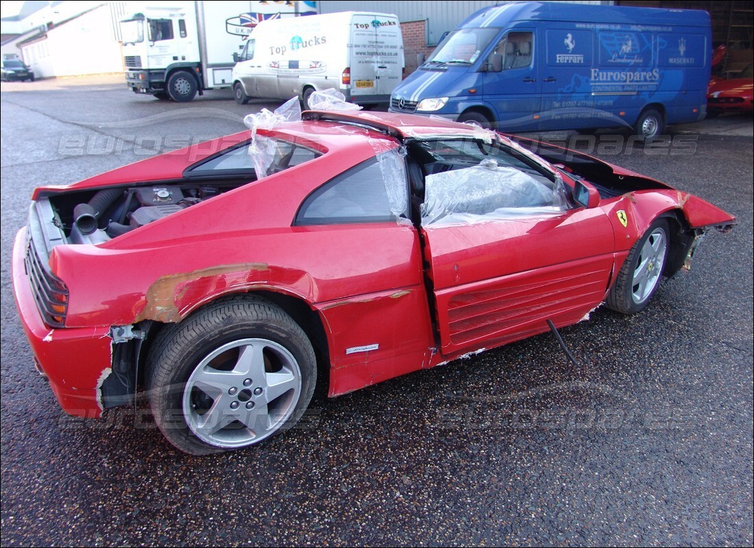 ferrari 348 (2.7 motronic) preparándose para el desmantelamiento en eurospares