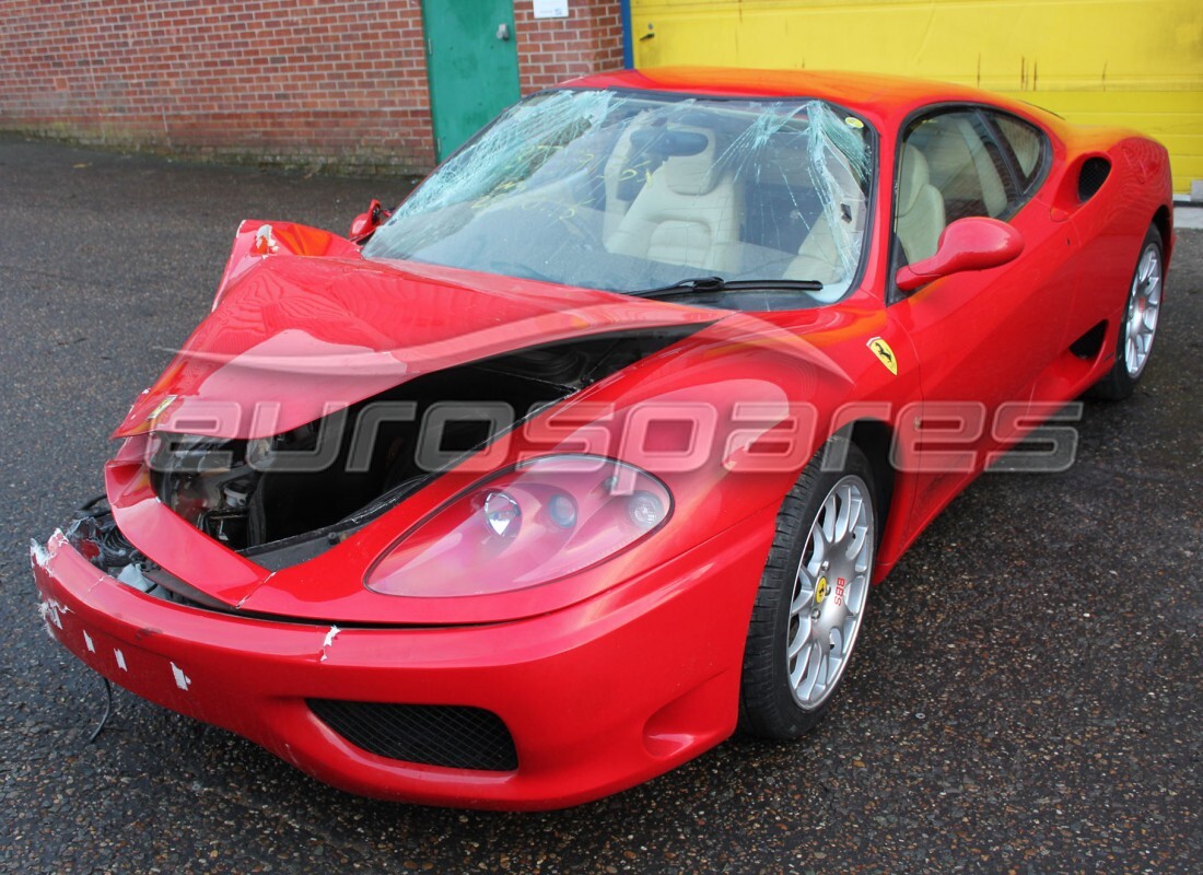 ferrari 360 modena preparándose para el desmantelamiento en eurospares