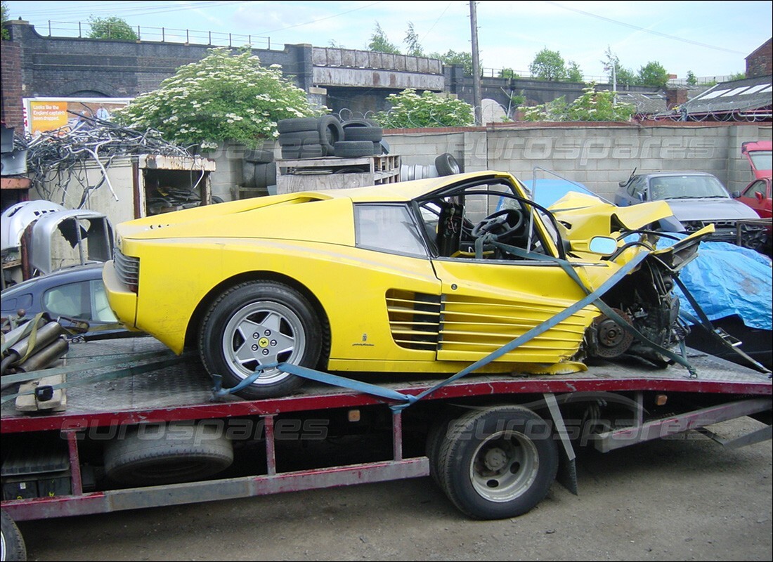 ferrari 512 tr preparándose para el desmantelamiento en eurospares