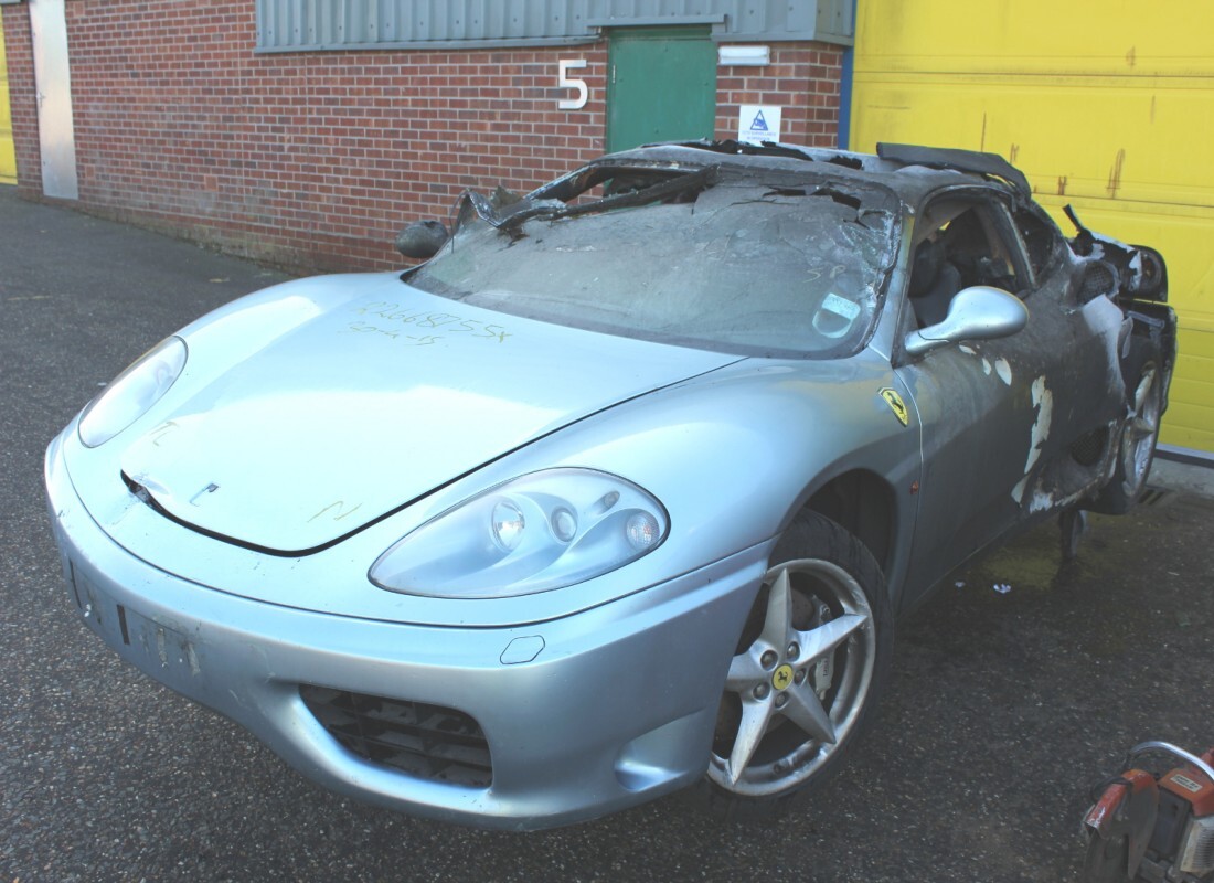 ferrari 360 modena preparándose para el desmantelamiento en eurospares