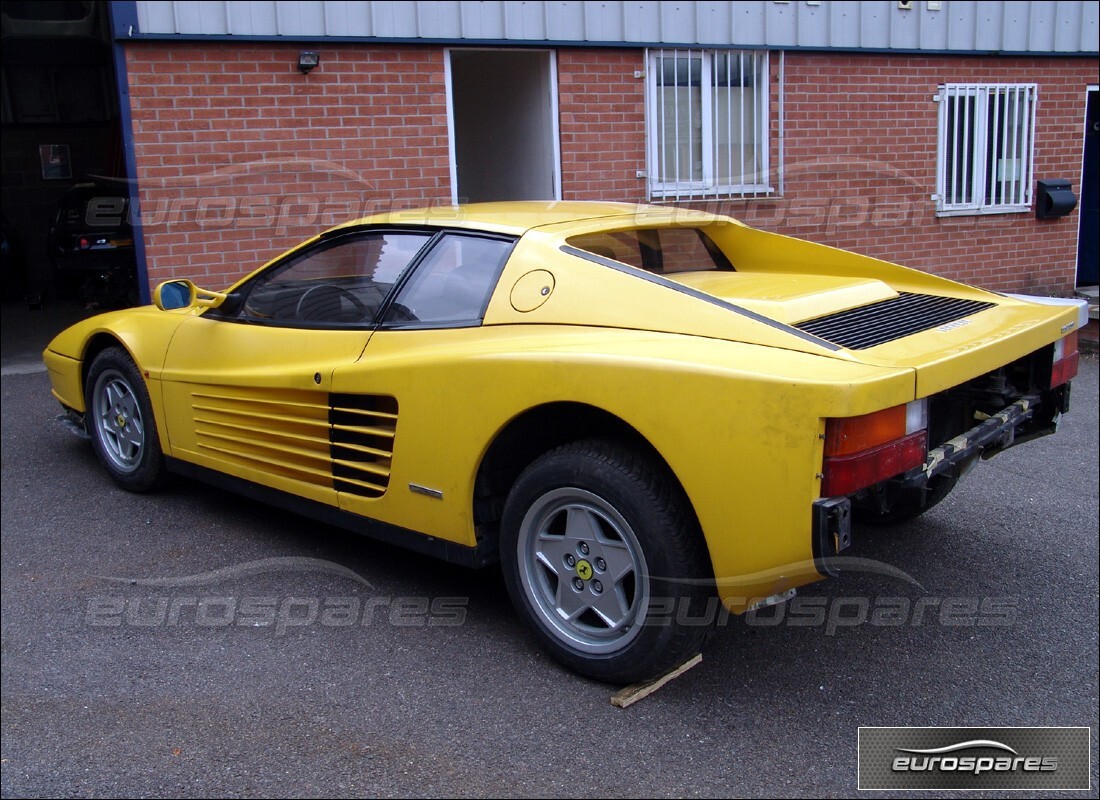 ferrari testarossa (1990) con 18,000 kilómetros, en preparación para desmantelamiento #2