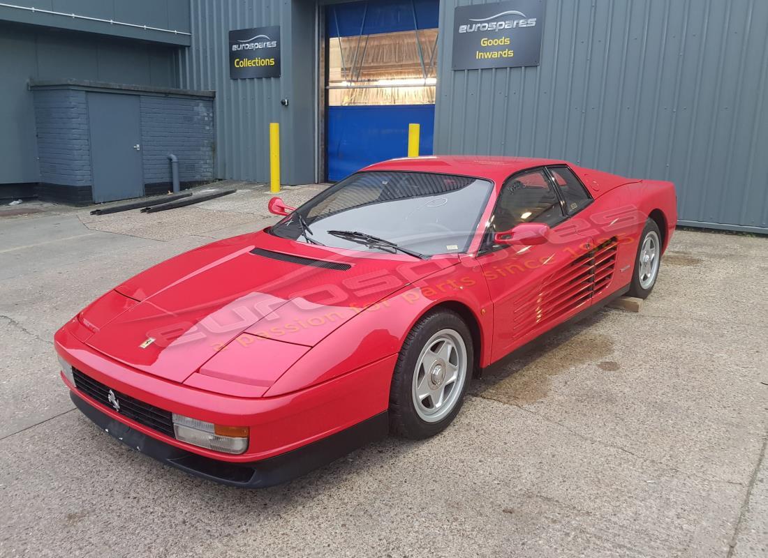 ferrari testarossa (1987) preparándose para el desmantelamiento en eurospares