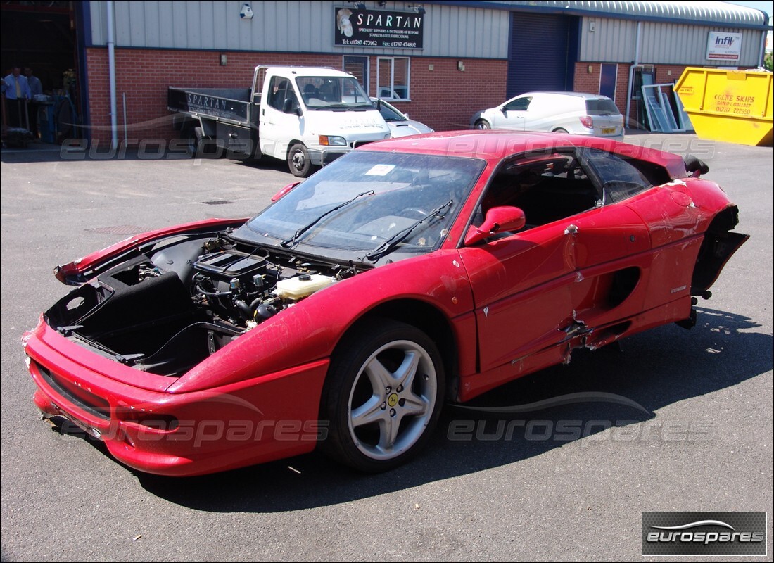 ferrari 355 (2.7 motronic) preparándose para el desmantelamiento en eurospares