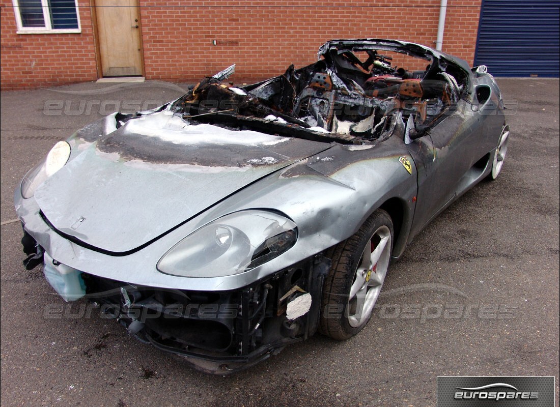 ferrari 360 modena preparándose para el desmantelamiento en eurospares