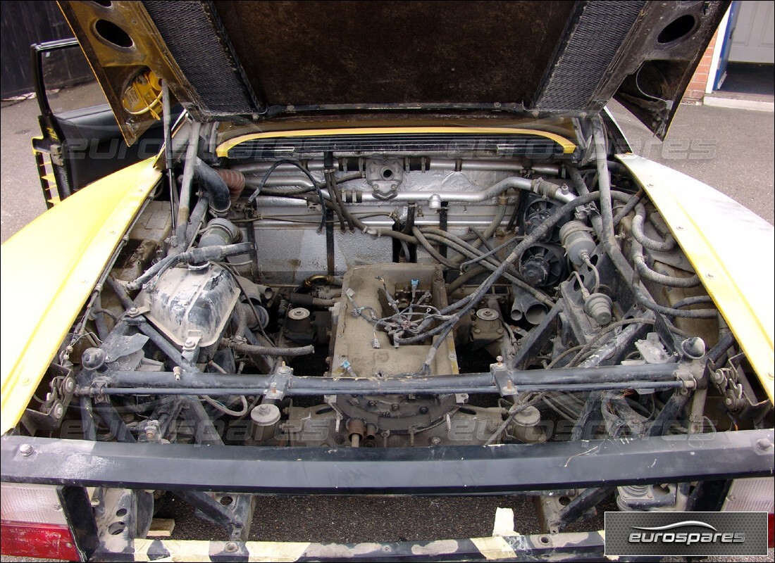 ferrari testarossa (1990) con 18,000 kilómetros, en preparación para desmantelamiento #9