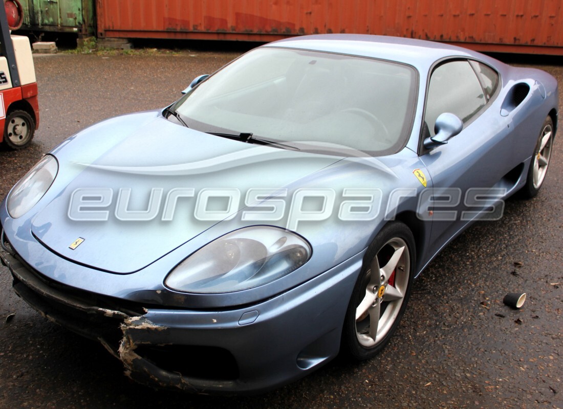 ferrari 360 modena preparándose para el desmantelamiento en eurospares