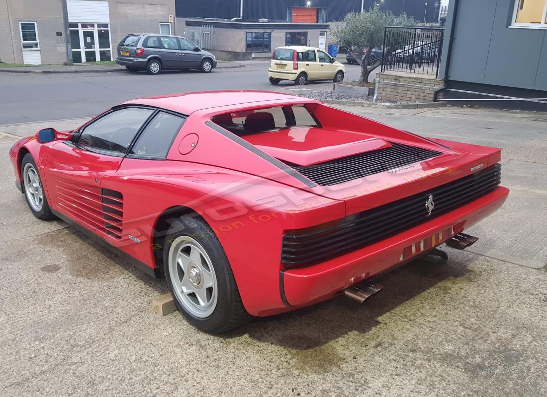 ferrari testarossa (1987) con 33,436 kilómetros, en preparación para desmantelamiento #3