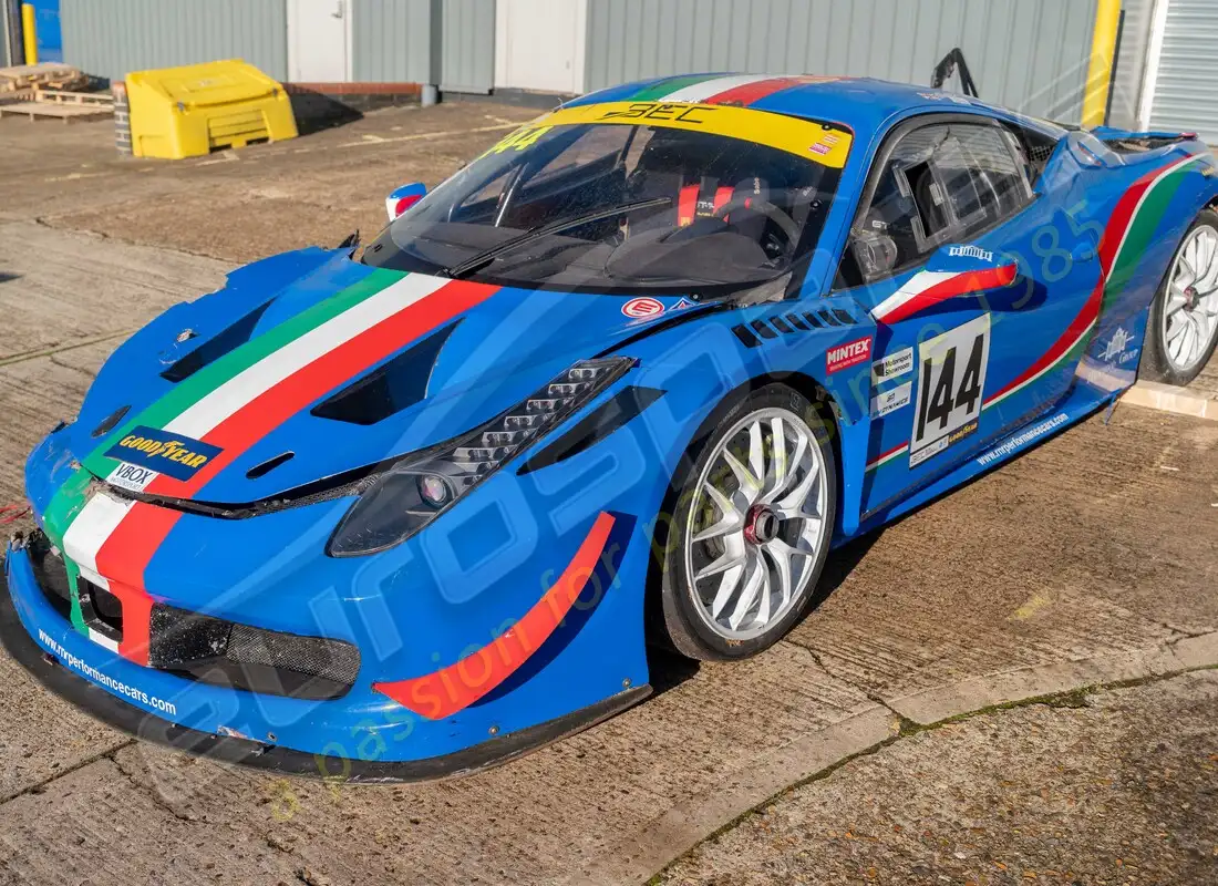 ferrari 458 challenge preparándose para el desmantelamiento en eurospares